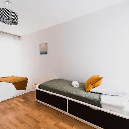 New Apartment-old Town-4 Rooms-new Building-garage Apartman